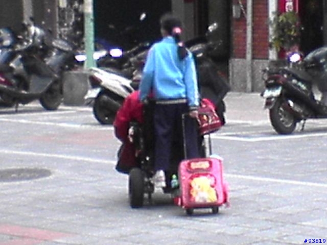 【分享】電動輪椅 母親 女兒上學去