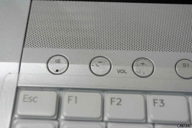 給買 Sony VAIO Notebook 的人忠告,就是千萬不要貼保護貼,因為NB品質太爛了。