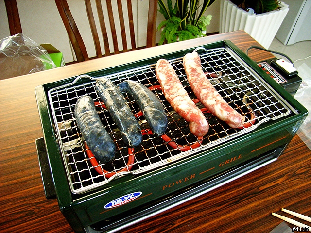 中秋節烤肉? 遜 ~~ 辦公室烤香腸... 讚啦 ~~~