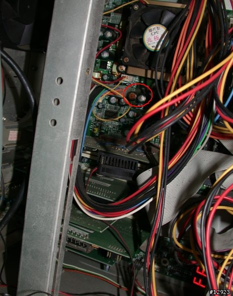 原來我的主機板電容爆漿了...