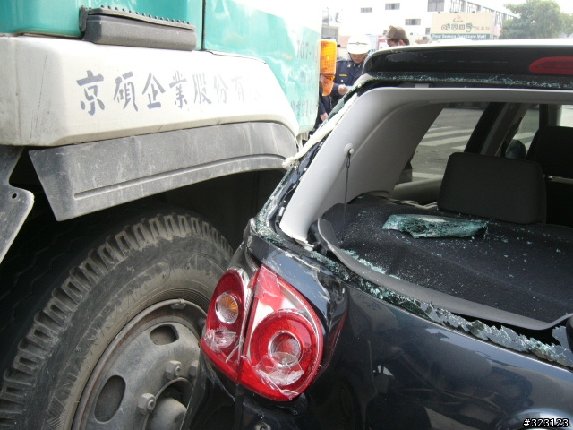vw golf 被水泥車親到屁股, 親親的代價要十幾萬元...