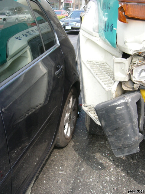 vw golf 被水泥車親到屁股, 親親的代價要十幾萬元...
