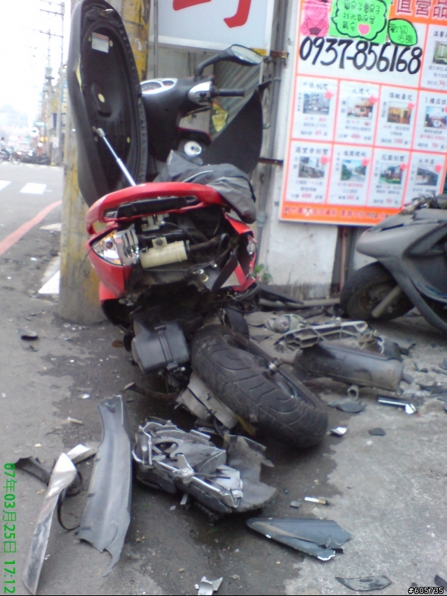 這被撞爛了..成廢鐵..各位車友們..你們還會想修嗎???