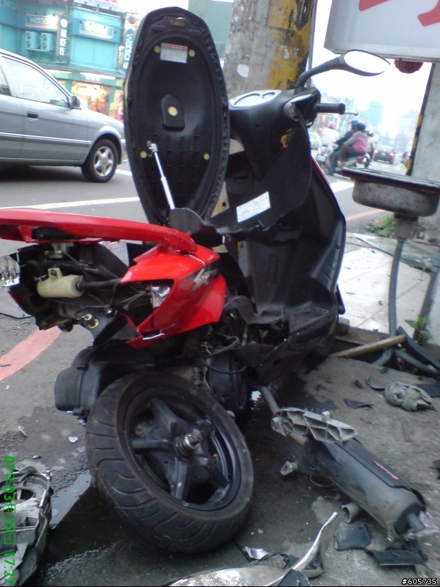 這被撞爛了..成廢鐵..各位車友們..你們還會想修嗎???