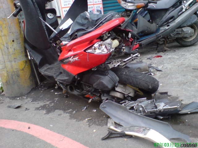 這被撞爛了..成廢鐵..各位車友們..你們還會想修嗎???