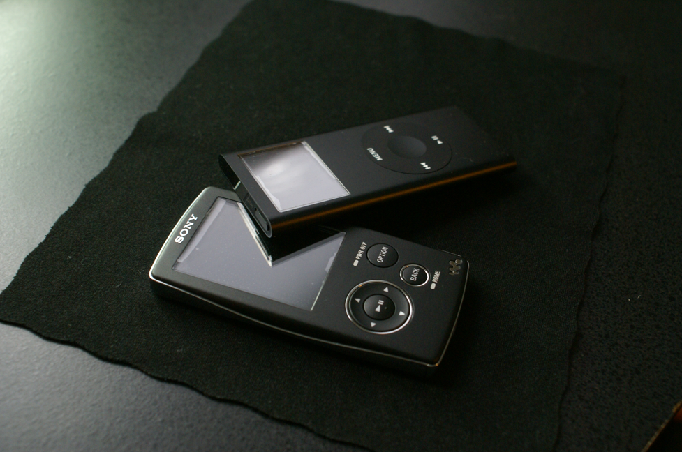 (心得)Sony NW-A806 (4G)與Apple iPod Nano 8G的外觀比較
