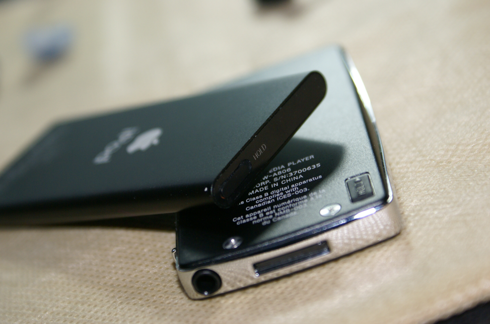 (心得)Sony NW-A806 (4G)與Apple iPod Nano 8G的外觀比較