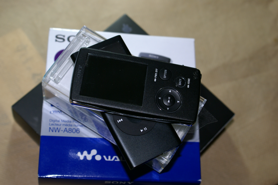 (心得)Sony NW-A806 (4G)與Apple iPod Nano 8G的外觀比較