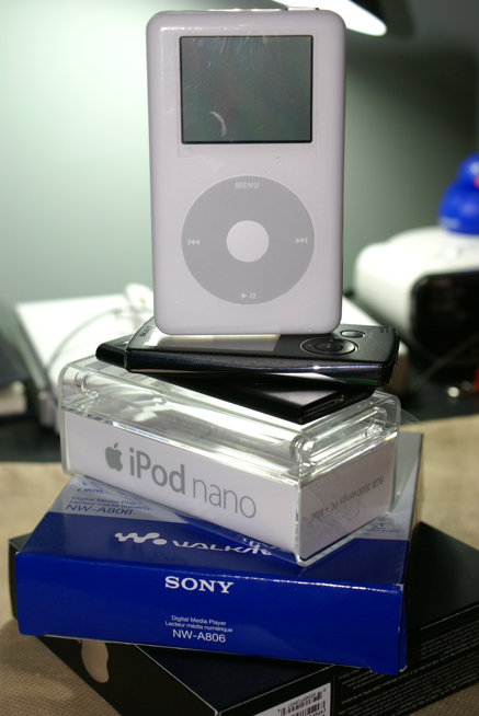 (心得)Sony NW-A806 (4G)與Apple iPod Nano 8G的外觀比較