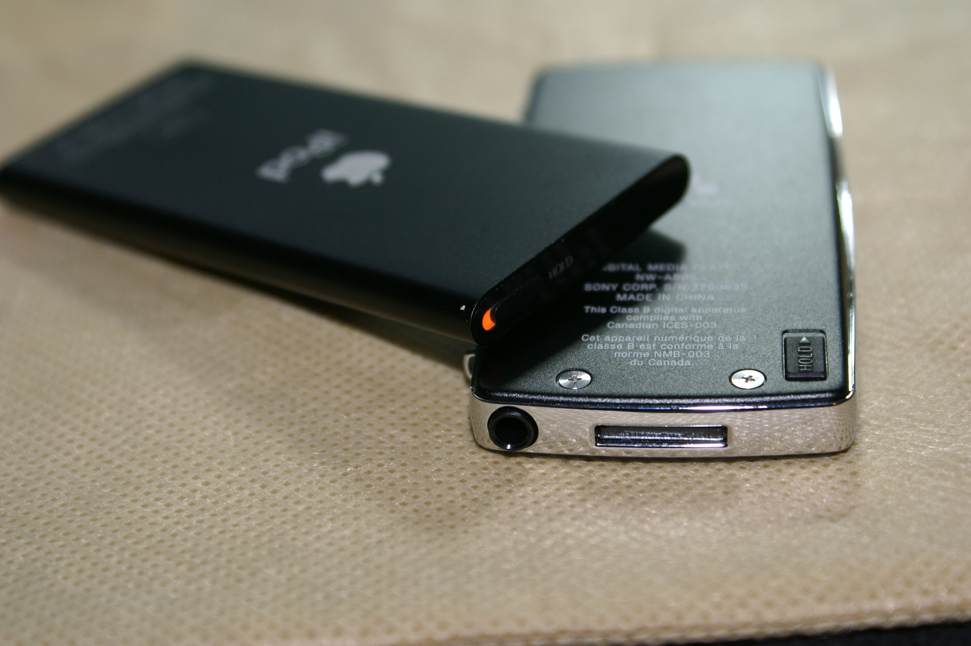 (心得)Sony NW-A806 (4G)與Apple iPod Nano 8G的外觀比較