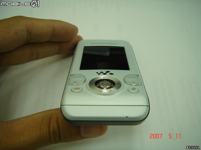 香蕉滑蓋機- Sony Ericsson Walkman W580i (實機+照相)