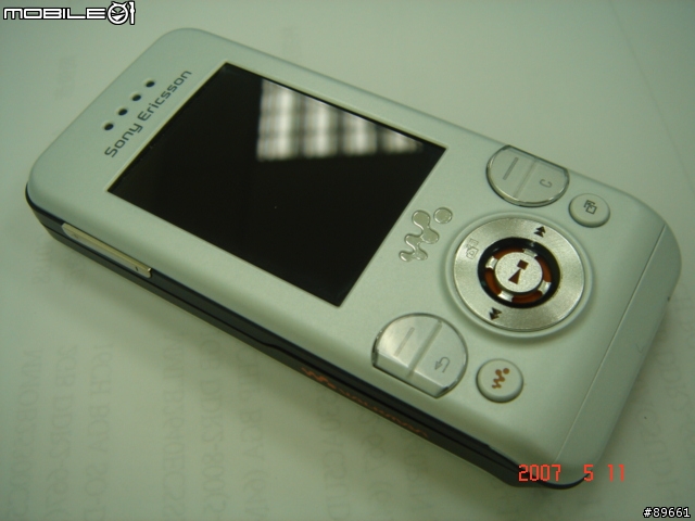 香蕉滑蓋機- Sony Ericsson Walkman W580i (實機+照相)