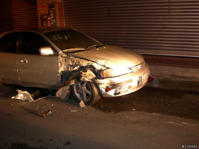 車車停在路旁被撞了,請幫忙找車型!