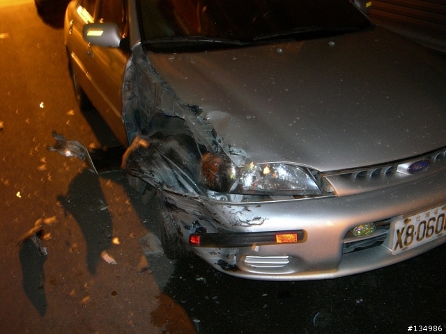 車車停在路旁被撞了,請幫忙找車型!