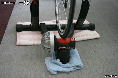 滾輪上的楓葉熊,ELITE CRONO FLUID液油式訓練台