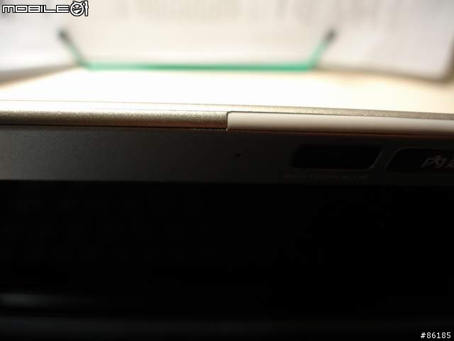 VAIO TZ 螢幕外框的間隙