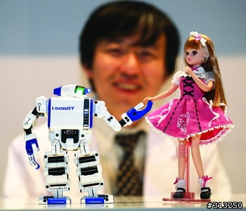 全世界最小的機械人玩具 Omnibot 2007 i-SOBOT 誕生