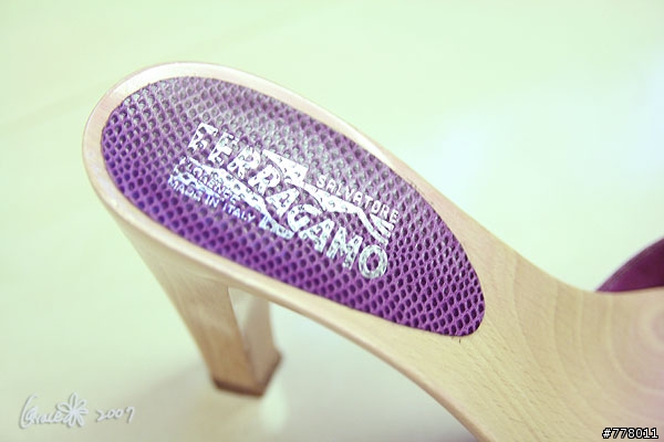 新敗的鞋鞋... ferragamo---入境隨俗~新增圖片嚕!