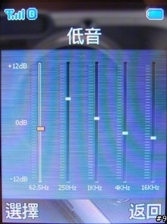 皮革、金屬、音樂與水晶，充滿混搭風調的 Asus Z802i