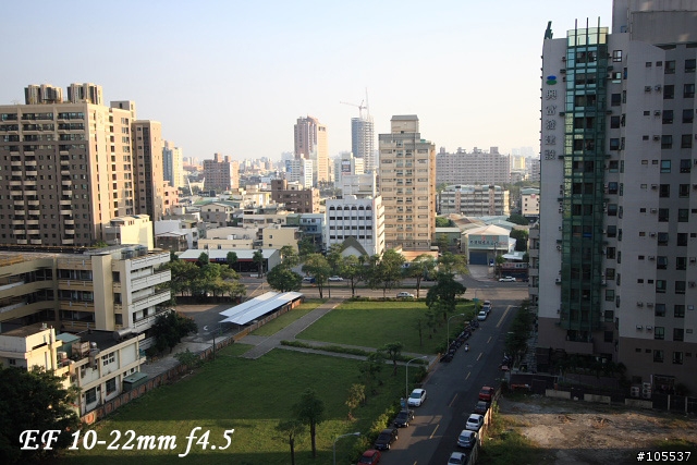尿布裡有Canon EF 20mm f/2.8!!!撿起來PK 10-22mm