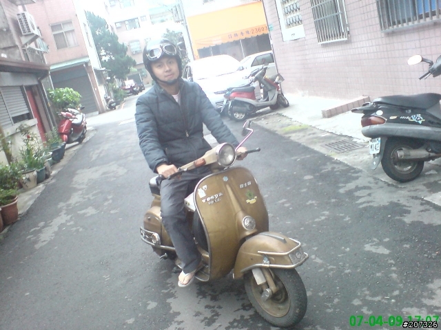 騎著偉士牌去衝浪~~GOGO..