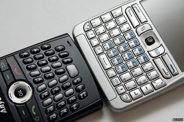 Qwerty手機評比 - SAMSUNG i608 V.S NOKIA E61