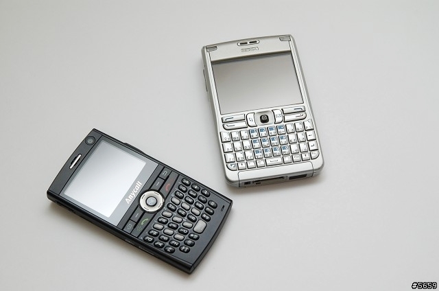 Qwerty手機評比 - SAMSUNG i608 V.S NOKIA E61