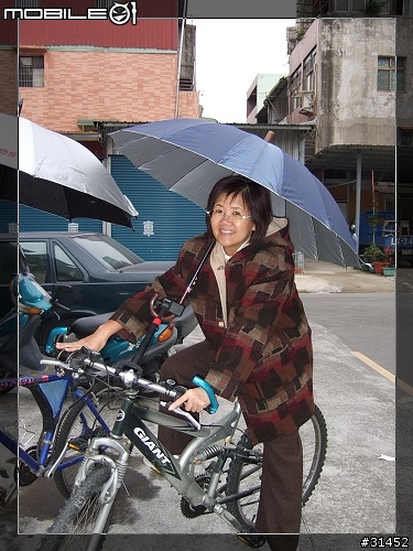 婆婆媽媽一起來,好用的「腳踏車雨傘支撐架」