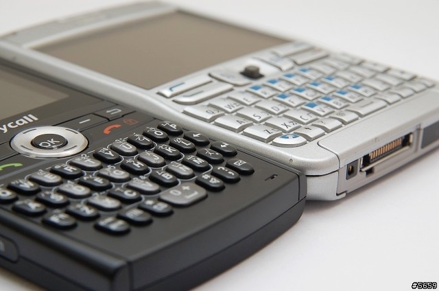 Qwerty手機評比 - SAMSUNG i608 V.S NOKIA E61