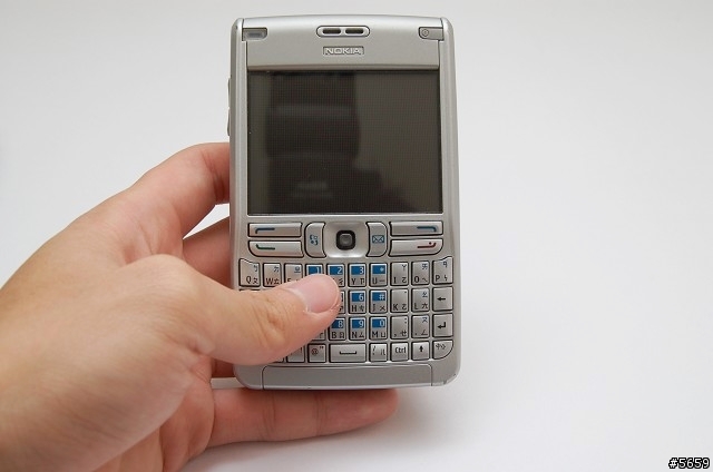 Qwerty手機評比 - SAMSUNG i608 V.S NOKIA E61