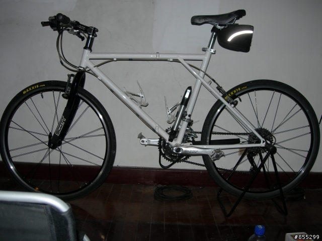 白色閃光彈...Specialized 塑鋼烤漆水壺架