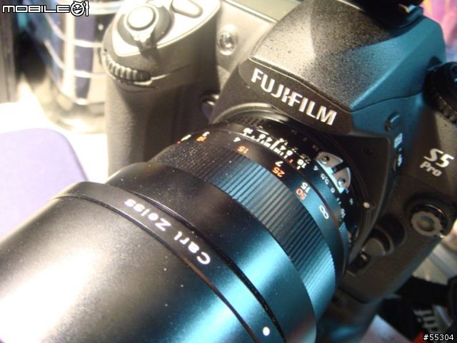 Fuji S5 Pro + Zeiss Planar 1.4/85 ZF
