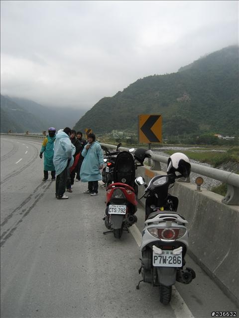 〃11人8台車瘋狂騎機車環島9日遊〃歐都邁兔台玩~!
