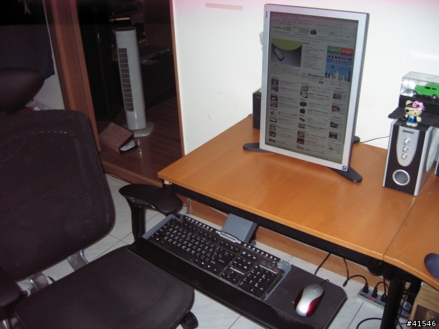 改裝benq 22吋 monitor於viewsonic 可旋轉氣壓腳架
