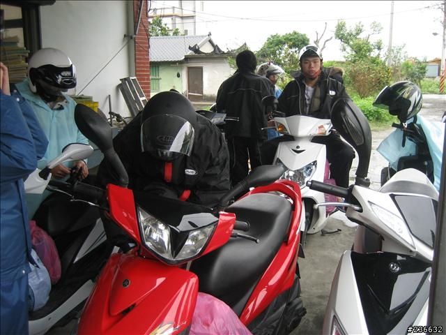〃11人8台車瘋狂騎機車環島9日遊〃歐都邁兔台玩~!