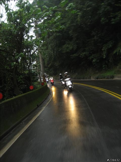 〃11人8台車瘋狂騎機車環島9日遊〃歐都邁兔台玩~!