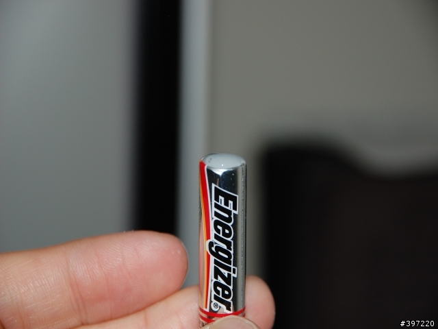 無線滑鼠使用的3A電池,突然小聲爆響,漏液.