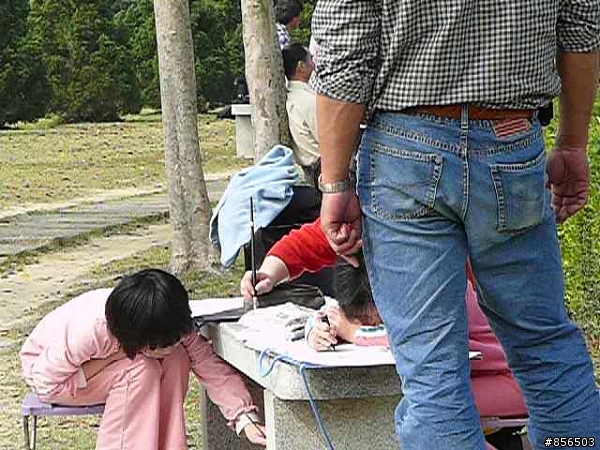 揠苗助長>>豐原某寫生比賽的一個場面