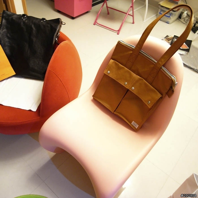 。背Prada的Porter。圖多:)