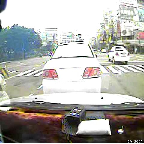 路口綠燈變黃燈未煞停而超出停止線 (見圖)