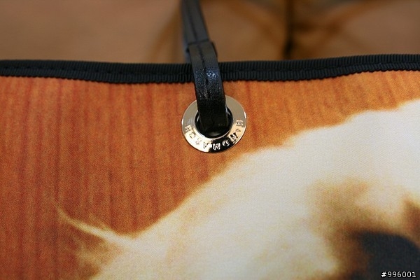 千呼萬喚 終於讓我等到嚕 Anya Hindmarch 訂製相片包