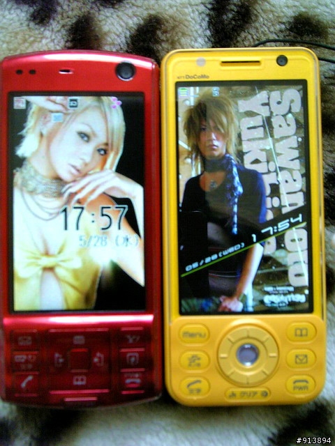 NTT DoCoMo D905i 珍貴的藍白稀有大箱組大"黃"蜂入手