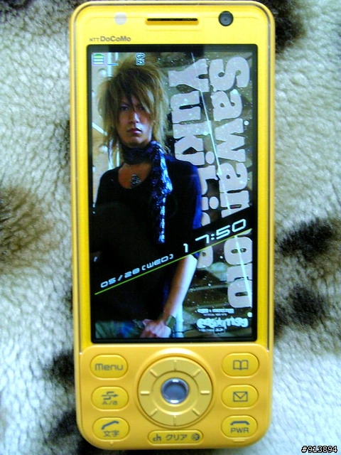NTT DoCoMo D905i 珍貴的藍白稀有大箱組大"黃"蜂入手