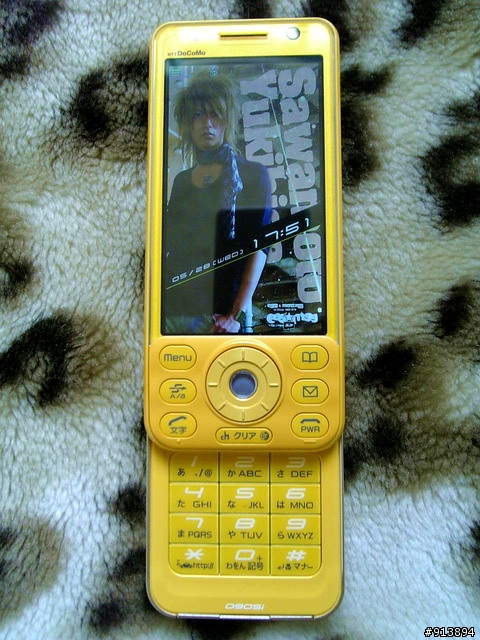 NTT DoCoMo D905i 珍貴的藍白稀有大箱組大"黃"蜂入手