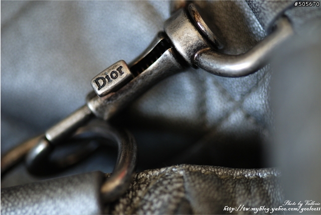 Dior特賣會開箱文:Dior居然也賣貓睡床跟寵物外出包(原價五萬八!)
