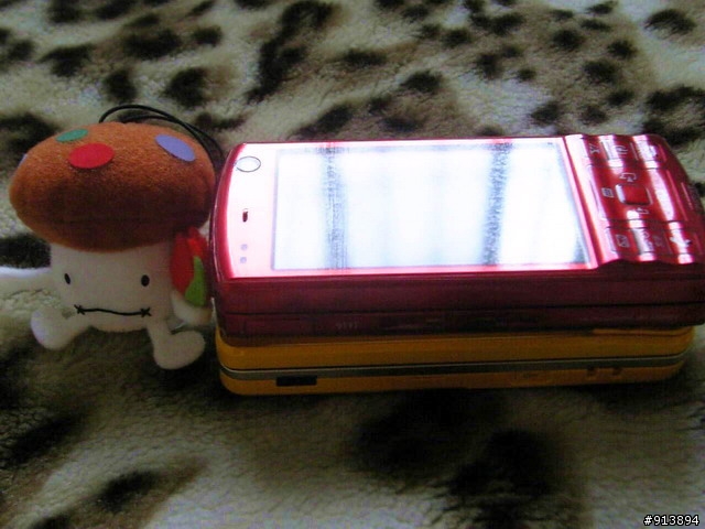 NTT DoCoMo D905i 珍貴的藍白稀有大箱組大"黃"蜂入手
