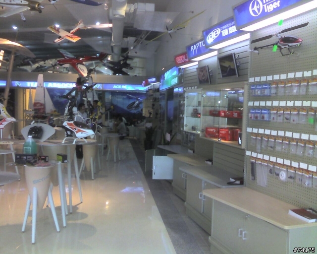 路過精緻的遙控模型專賣店