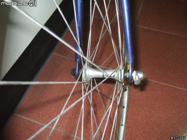 各位大大,麻煩幫小弟件別這兩輛shimano 600跑車