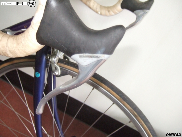 各位大大,麻煩幫小弟件別這兩輛shimano 600跑車