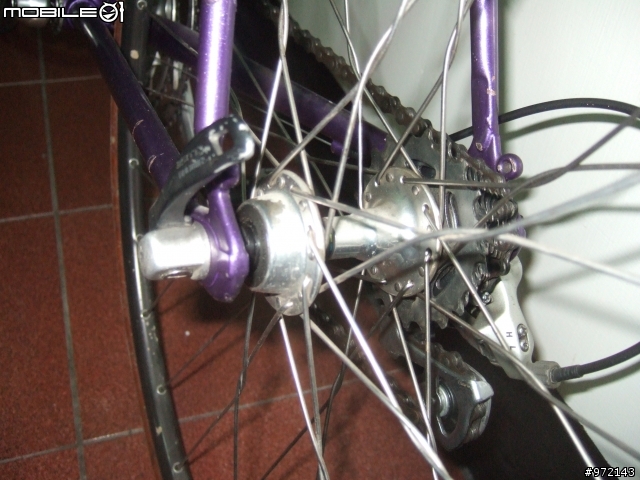 各位大大,麻煩幫小弟件別這兩輛shimano 600跑車